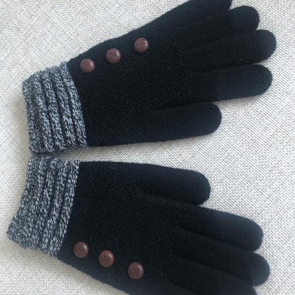 Knitted Gloves with buttons - Picture 3 of 3